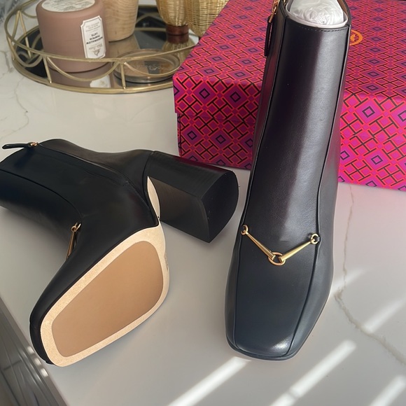 Tory Burch ankle bootie in
perfect black - Picture 6 of 15